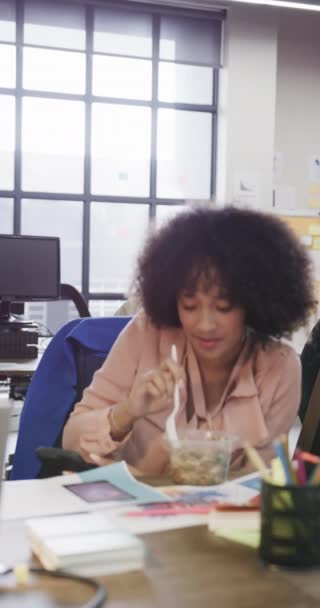 Öğle Yemeği Sırasında Çift Irklı Kadın Tasarımcının Dikey Videosu Ağır — Stok video