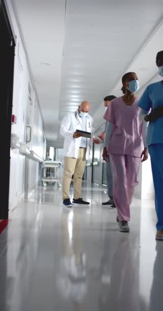 Vidéo Verticale Divers Médecins Discutant Travail Utilisant Tablette Dans Couloir — Video