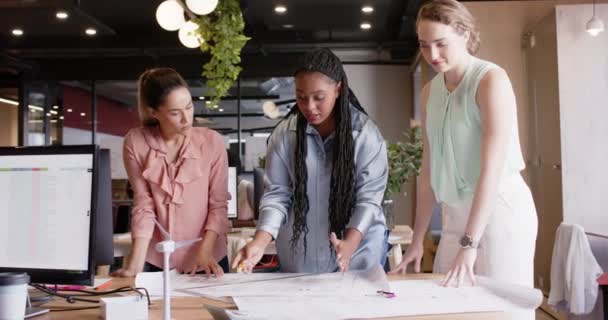 不同的女建筑师都在缓慢地讨论工作 看办公室的蓝图 团队合作 建筑和设计 — 图库视频影像