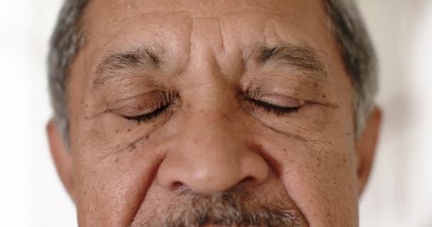 Feche Retrato Olhos Homem Sênior Biracial Casa Câmera Lenta Aposentadoria — Vídeo de Stock