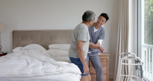 Různorodý Mužský Lékař Poradenství Starší Mužský Pacient Pomocí Chodící Rám — Stock video
