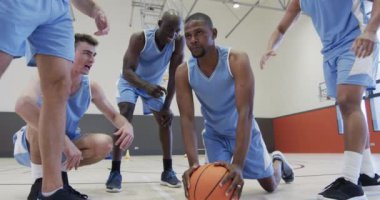 Çeşitli erkek basketbol takımı eğitimleri, topta şınav çeken oyuncuları tebrik etmek, ağır çekim. Spor, antrenman, spor ve takım aktiviteleri, değiştirilmemiş..