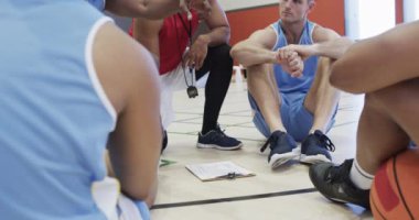 Çeşitli erkek basketbol takımları ve antrenörler tartışmada, iç sahada antrenman yapıyorlar, ağır çekimde. Spor, antrenman, fitness, taktik ve takım aktiviteleri, değiştirilmemiş.