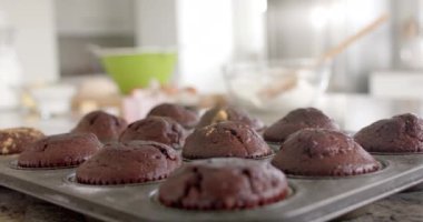 Çikolatalı kekleri yavaş çekimde tezgahın üstüne koy. Aşçılık, yemek, yaşam tarzı ve ev hayatı..