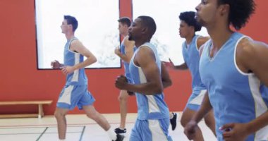 Çeşitli erkek basketbol takımlarına odaklanmış, kapalı sahada koşuyor, ağır çekimde. Spor, antrenman, spor ve takım aktiviteleri, değiştirilmemiş..