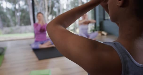 Focalizzata Diverse Donne Meditando Insieme Stuoie Classe Yoga Con Allenatore — Video Stock