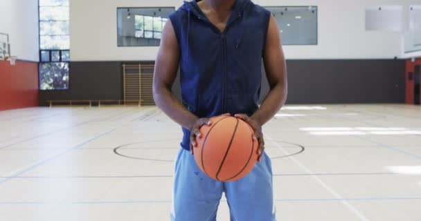 Närbild Afrikansk Amerikansk Manliga Basketspelare Skjuta Bollen Inomhus Domstol Slow — Stockvideo