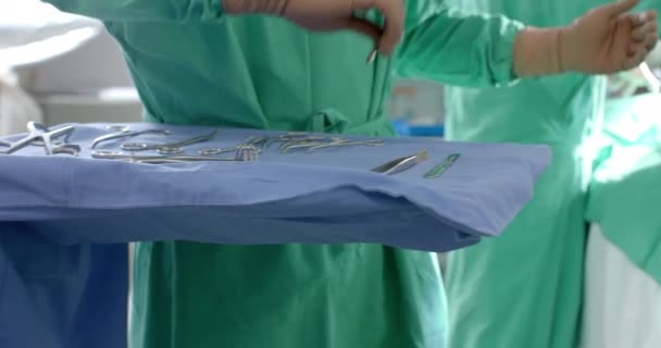 手術用ガウンを身に着けている多様な外科医は 動作する劇場で患者に動作し ゆっくり動作します チームワーク 医療および仕事 変わらない — ストック動画
