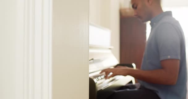 Homme Naissance Jouant Piano Maison Ralenti Relaxation Créativité Musique Loisirs — Video