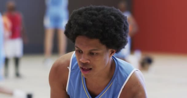 Glücklicher Afrikanisch Amerikanischer Basketballspieler Der Auf Dem Indoor Court Ball — Stockvideo