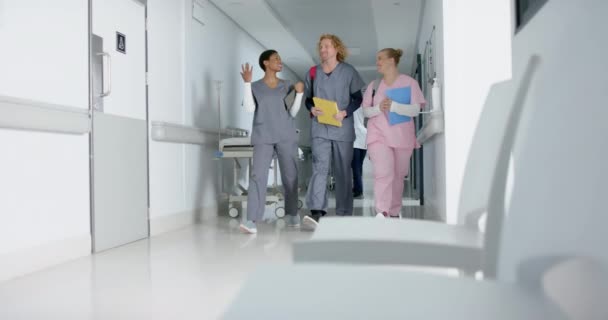 Ευτυχισμένοι Γιατροί Μιλάνε Και Περπατούν Στο Διάδρομο Του Νοσοκομείου Αργή — Αρχείο Βίντεο