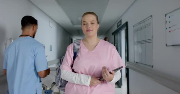 Biała Kobieta Lekarz Trzymająca Tabletkę Chodząca Korytarzem Zwolniony Ruch Szpital — Wideo stockowe