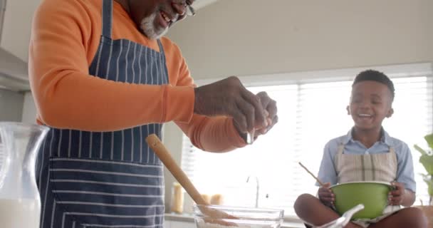 Χαρούμενος Αφροαμερικάνος Παππούς Και Εγγονός Ψήνονται Στην Κουζίνα Αργή Κίνηση — Αρχείο Βίντεο