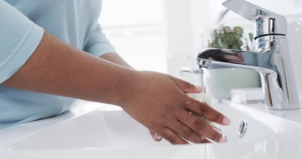 Mittelteil Einer Afrikanisch Amerikanischen Frau Beim Händewaschen Mit Seife Waschbecken — Stockvideo