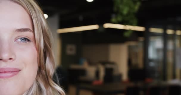 Portret Szczęśliwej Rozmiaru Białej Bizneswoman Blond Włosami Przestrzeń Ksero Zwolnione — Wideo stockowe