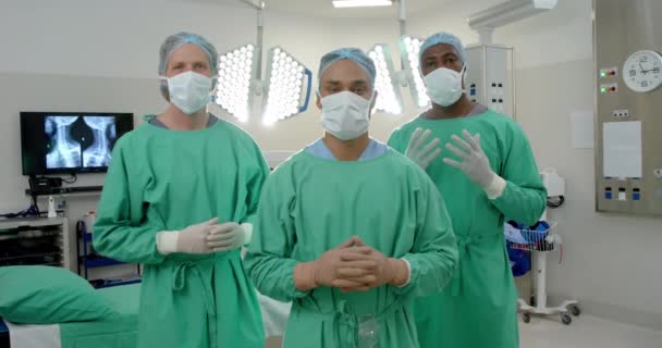Retrato Diversos Cirurgiões Sexo Masculino Vestindo Batas Cirúrgicas Sala Operações — Vídeo de Stock