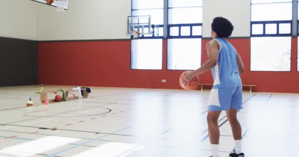 Африканский Американский Баскетболист Бросает Мяч Кольцо Тренируется Крытой Площадке Замедленная — стоковое видео