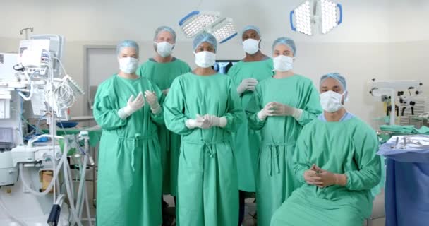 Portrait Divers Chirurgiens Portant Des Blouses Chirurgicales Salle Opération Ralenti — Video