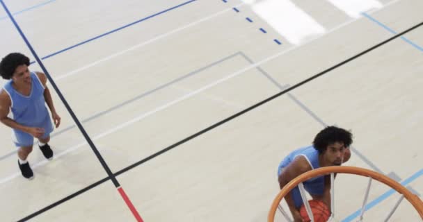 Високий Кут Тренування Різноманітної Команди Баскетболу Внутрішньому Дворі Кошик Повільний — стокове відео