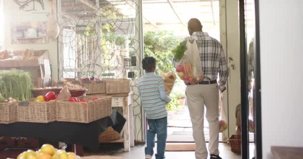 Старший Африканский Дедушка Внук Покупают Магазине Здоровой Пищи Замедленная Съемка — стоковое видео