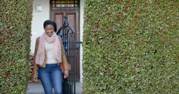 Muotokuva Onnellisesta Afrikaaniparista Syleilemässä Seisomassa Talon Ulkopuolella Hidastettuna Omaisuus Asunnon — kuvapankkivideo