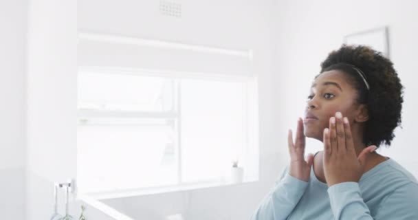 Mulher Afro Americana Olhar Para Pele Olhar Para Rosto Espelho — Vídeo de Stock