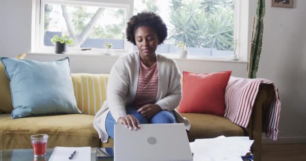 Müde Afroamerikanerin Die Hause Auf Der Couch Sitzt Und Laptop — Stockvideo