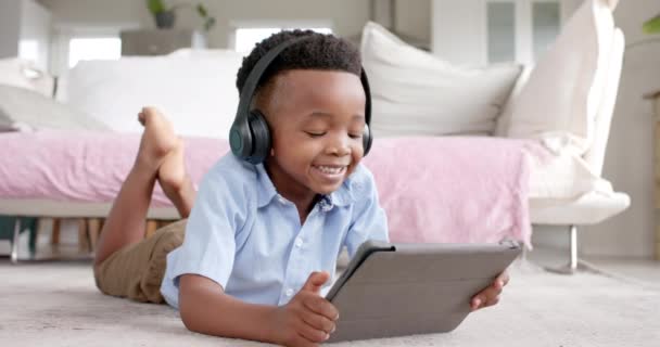 Feliz Chico Afroamericano Auriculares Tirados Suelo Usando Tableta Casa Cámara — Vídeos de Stock
