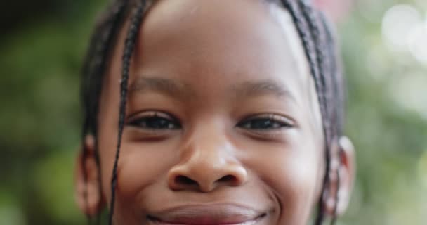Afrikkalaisen Amerikkalaisen Pojan Iloisten Silmien Muotokuva Luonnossa Hidastettuna Orgaaninen Luonto — kuvapankkivideo