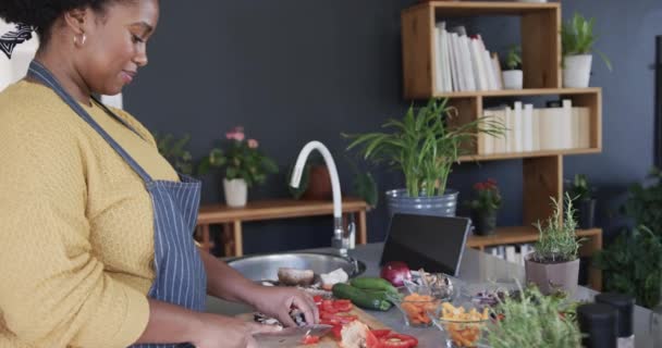 Профиль Счастливой Африканской Американки Рубящей Овощи Использующей Планшет Кухне Замедленная — стоковое видео