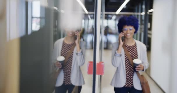 Biracial Affärskvinna Med Blå Afro Talar Smartphone Office Slow Motion — Stockvideo