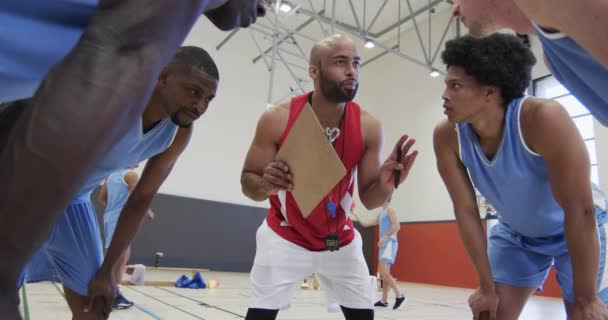 Různorodý Mužský Basketbalový Tým Trenér Podložkou Diskutující Shluku Hřišti Zpomaleném — Stock video