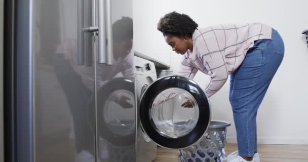 Mujer Afroamericana Poniendo Ropa Lavadora Lavando Ropa Casa Cámara Lenta — Vídeo de stock