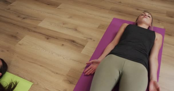 Yoga Dersinde Kadın Koçla Birlikte Paspaslara Uzanan Farklı Kadınlara Odaklanmış — Stok video
