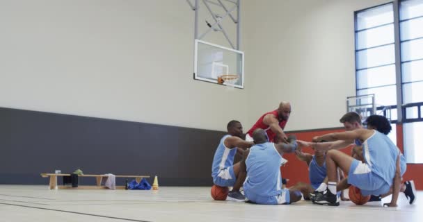 Diverso Entrenador Baloncesto Masculino Entrenamiento Equipo Apilando Las Manos Cancha — Vídeos de Stock