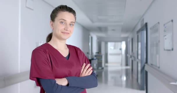 Портрет Кавказької Жінки Лікаря Скрабах Посміхаючись Коридорі Повільний Рух Лікарня — стокове відео