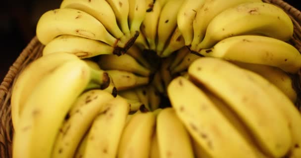 Zamknij Banany Koszyku Sklepie Zdrową Żywnością Zakupy Żywność Ekologiczna Zdrowy — Wideo stockowe