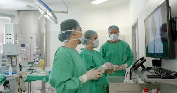 Diverse Chirurgen Operatiekleding Kijken Naar Röntgenscans Operatiekamer Slow Motion Ziekenhuis — Stockvideo