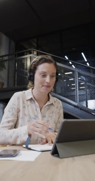 Kafkas Kadınının Günlük Ofiste Tablet Kullanarak Video Görüşmesi Yaptığı Dikey — Stok video
