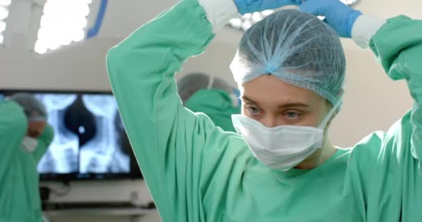 Καυκάσια Γυναίκα Χειρουργός Φοράει Χειρουργικό Φόρεμα Και Καπέλο Στο Χειρουργείο — Αρχείο Βίντεο