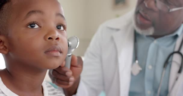 Starszy Afro Amerykański Lekarz Sprawdzający Słuch Chłopca Otoskopem Zwolniony Ruch — Wideo stockowe