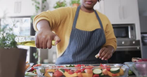 Szczęśliwa Afroamerykanka Fartuchu Wylewająca Olej Warzywa Kuchni Zwolnione Tempo Gotowanie — Wideo stockowe