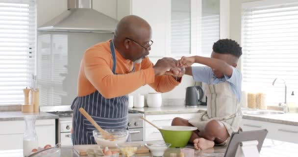 Glad Afrikansk Amerikansk Farfar Och Sonson Hög Femma Bakning Kök — Stockvideo
