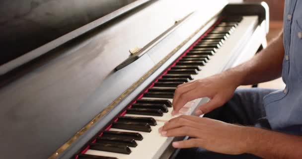 Parte Média Homem Biracial Tocando Piano Casa Câmera Lenta Relaxamento — Vídeo de Stock