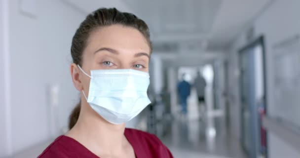 Koridorda Yüz Maskesi Takan Mutlu Beyaz Kadın Doktor Portresi Ağır — Stok video