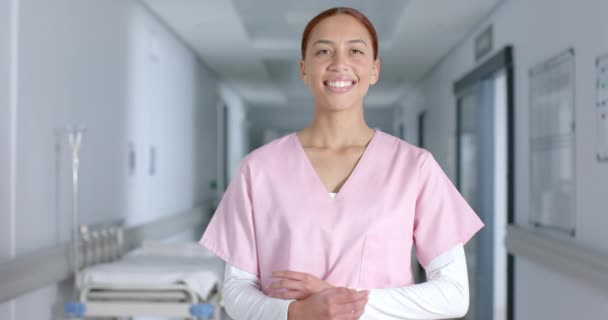 Portret Szczęśliwej Dwurasowej Lekarki Fartuchu Uśmiechającej Się Korytarzu Zwolnionym Tempie — Wideo stockowe