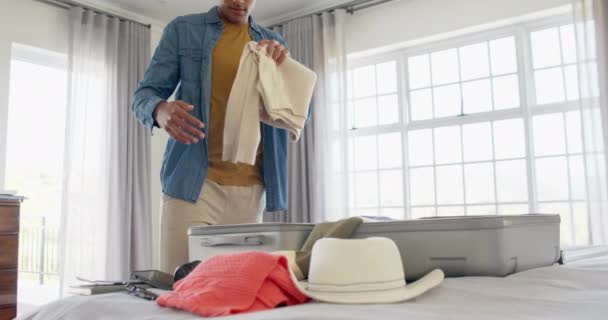 Gelukkige Biracial Man Verpakking Koffer Lichte Slaapkamer Reizen Vakantie Vrije — Stockvideo