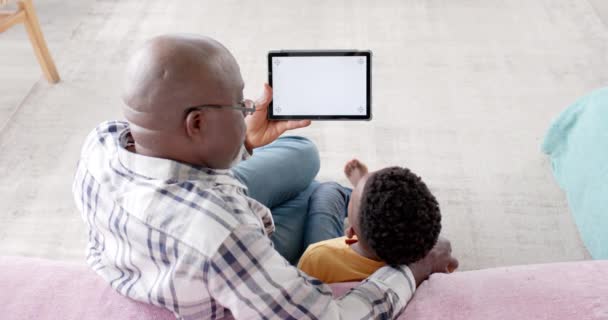 Nonno Afroamericano Che Usa Tablet Con Nipote Casa Rallentatore Spazio — Video Stock
