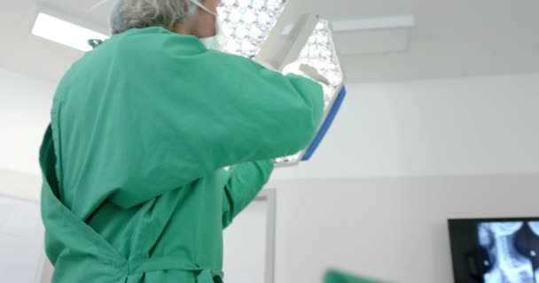 Olika Kirurger Bär Kirurgiska Klänningar Som Opererar Patienten Operationssalen Slow — Stockvideo