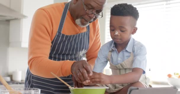 Avô Americano Africano Feliz Neto Divertindo Assando Cozinha Câmera Lenta — Vídeo de Stock